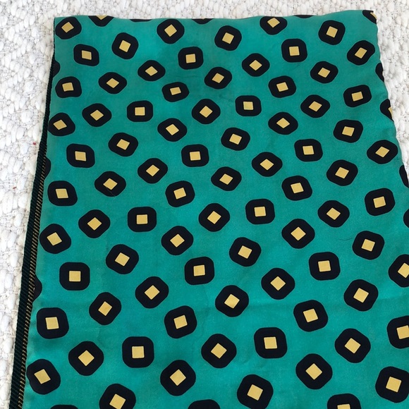 Longchamp Wool and Silk Green Scarf Made in Italy - Picture 5 of 6